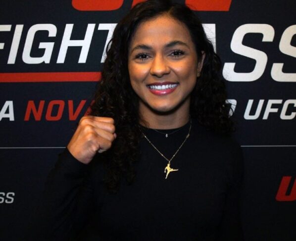 Natália Silva posa para foto no media day do UFC Vegas 85.