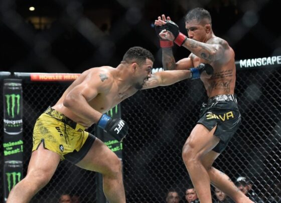 Netto BJJ (shorts preto) foi derrotado por Drakkar Klose no UFC Rio.