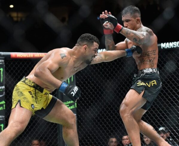 Netto BJJ (shorts preto) foi derrotado por Drakkar Klose no UFC Rio.