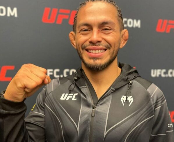 Sorridente, Diego Ferreira comemora vitória no UFC Vegas 73