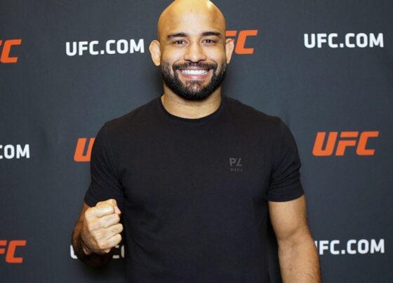 Warlley Alves posa para fotos no UFC Apex logo após ser entrevistado pela reportagem da Ag Fight