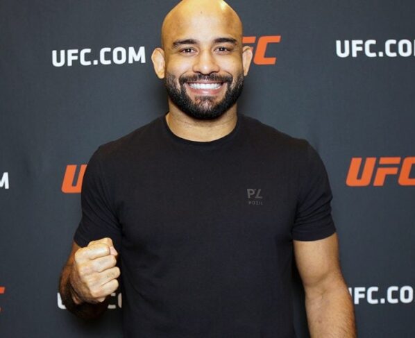 Warlley Alves posa para fotos no UFC Apex logo após ser entrevistado pela reportagem da Ag Fight