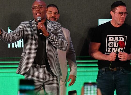 Anderson Silva e Chael Sonnen conversam com fãs durante encarada promocional para a luta de boxe entre eles