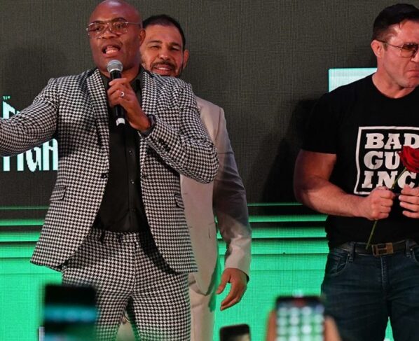 Anderson Silva e Chael Sonnen conversam com fãs durante encarada promocional para a luta de boxe entre eles