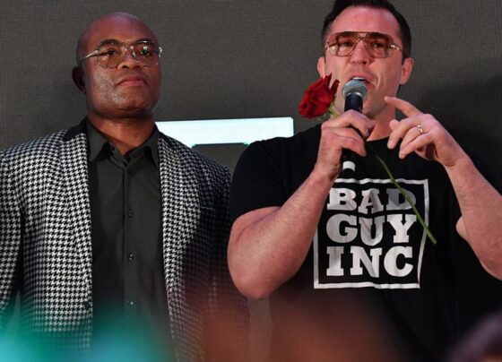 Anderson Silva presenteia Chael Sonnen com uma rosa logo após encarada promocional em São Paulo