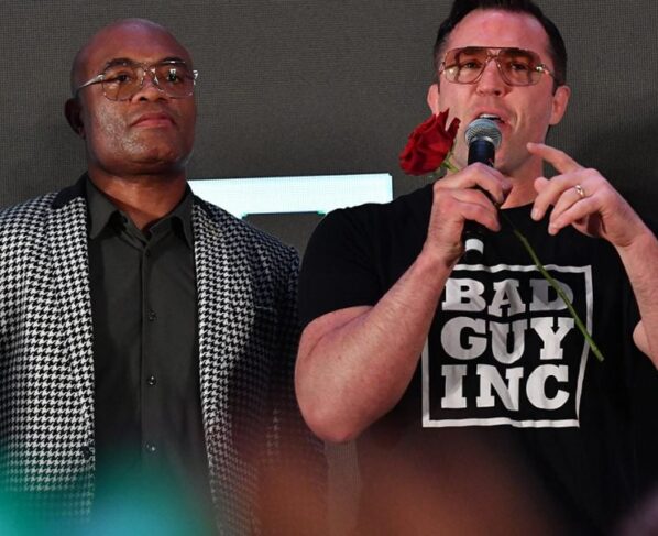 Anderson Silva presenteia Chael Sonnen com uma rosa logo após encarada promocional em São Paulo