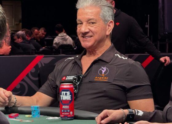 Bruce Buffer sorri enquanto participa do WSOP