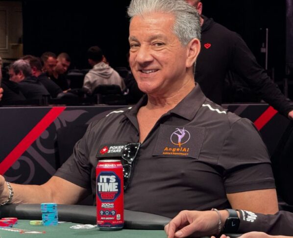 Bruce Buffer sorri enquanto participa do WSOP