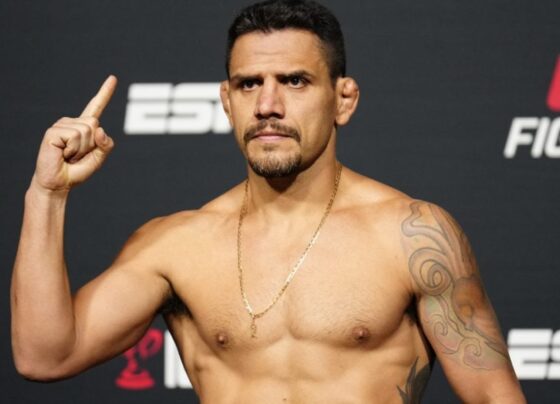 Rafael dos Anjos na pesagem oficial do UFC Vegas 78