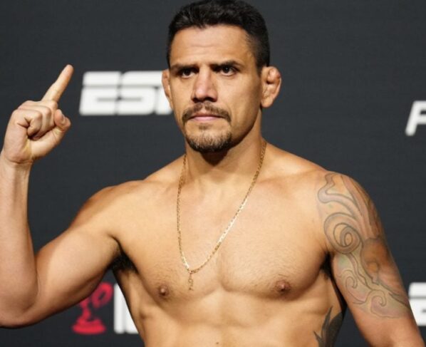 Rafael dos Anjos na pesagem oficial do UFC Vegas 78