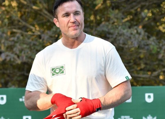 Chael Sonnen prepara a bandagem em suas mãos antes de fazer treino aberto no Parque Ibirapuera