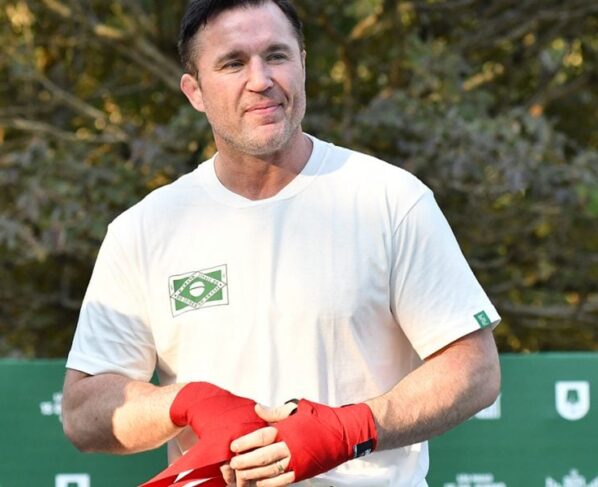 Chael Sonnen prepara a bandagem em suas mãos antes de fazer treino aberto no Parque Ibirapuera