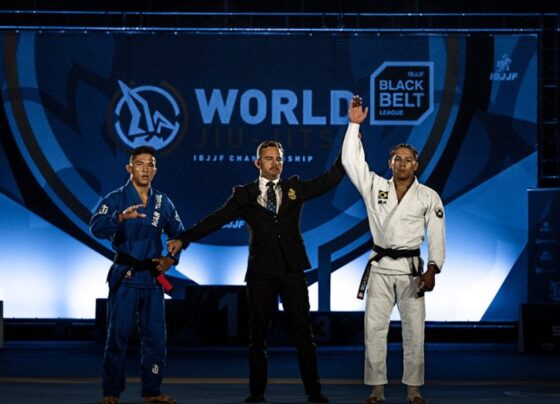 Árbitro levanta o braço de Mica Galvão após a vitória contra Andy Murasaki na final peso-çeve do Mundial de jiu-jitsu da IBJJF