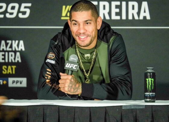 Alex Poatan sorri no media day do UFC 295.