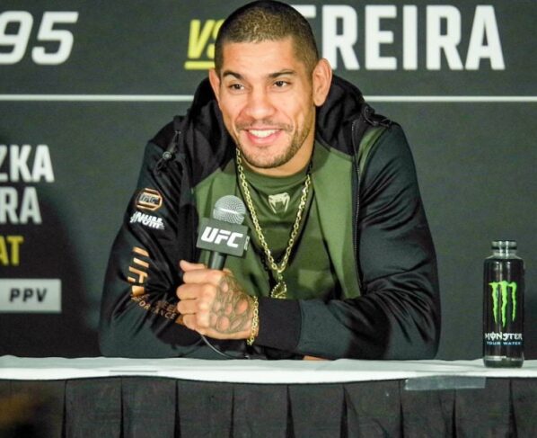 Alex Poatan sorri no media day do UFC 295.