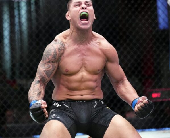 Brunno Hulk nocauteou Phil Hawes no UFC