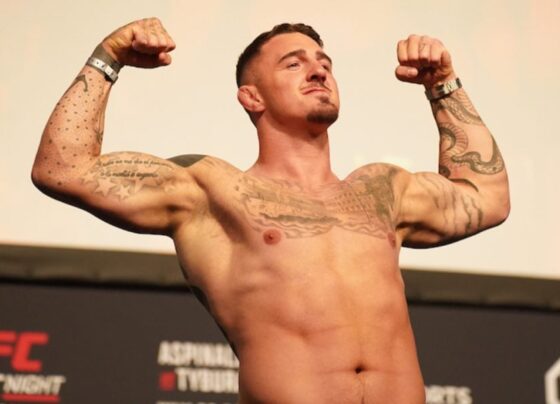 Tom Aspinall posa na pesagem cerimonial do UFC Londres.