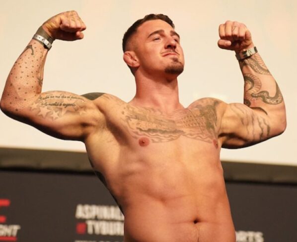 Tom Aspinall posa na pesagem cerimonial do UFC Londres.