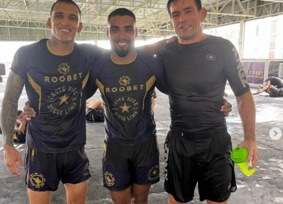 Matheus Terra entre Charles Do Bronx e Demian Maia.