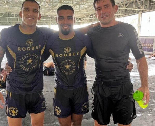 Matheus Terra entre Charles Do Bronx e Demian Maia.