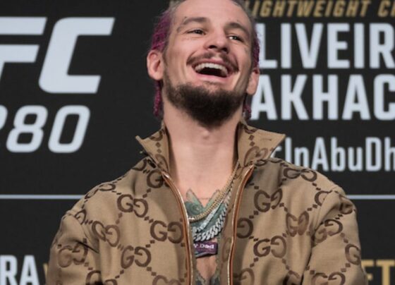 De tranças rosas, Sean O'Malley cai na gargalhada durante coletiva do UFC 280.