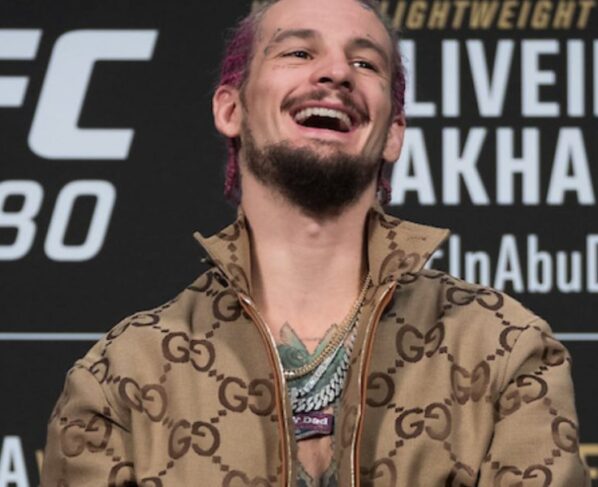 De tranças rosas, Sean O'Malley cai na gargalhada durante coletiva do UFC 280.